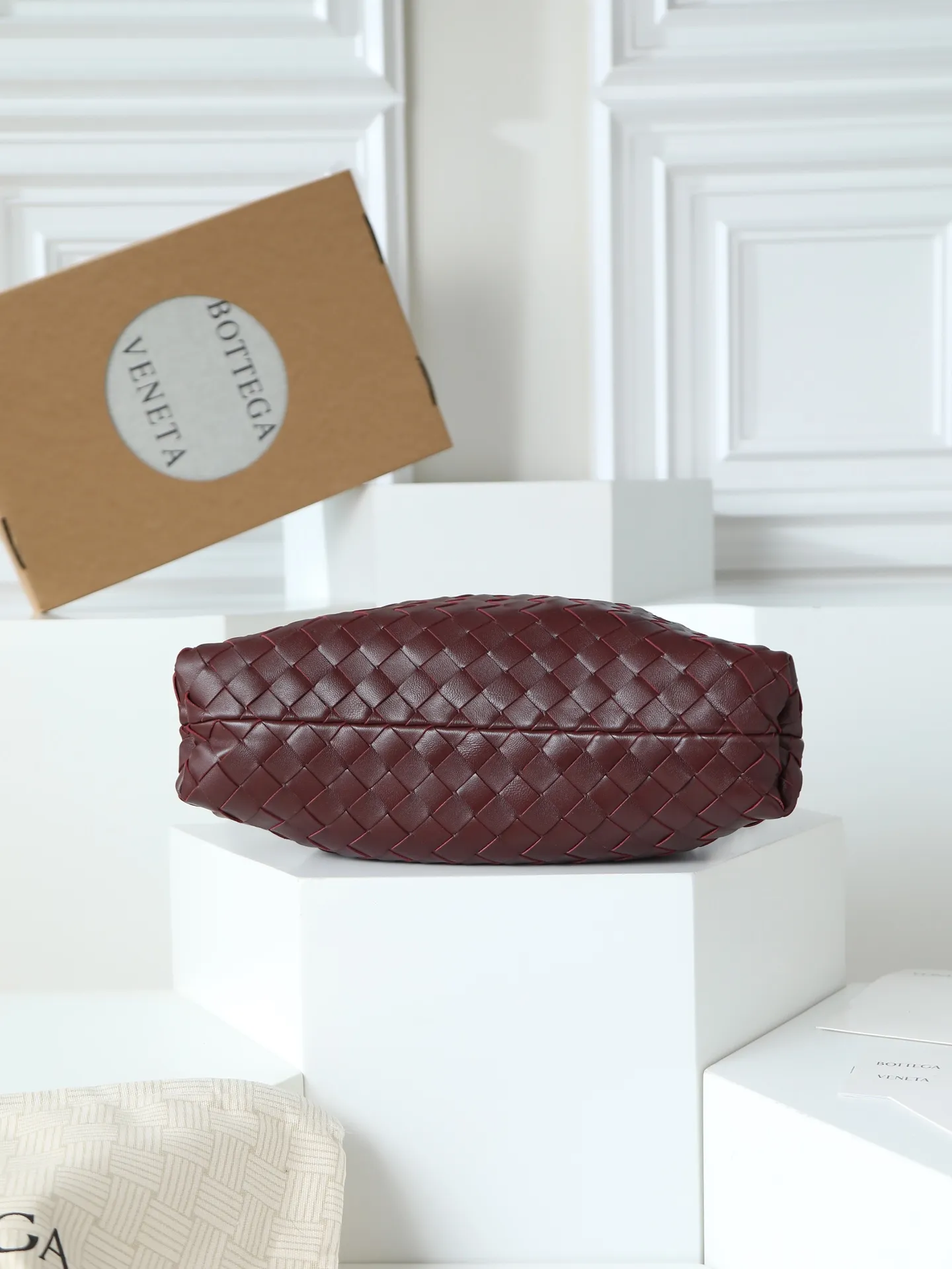 p1600. BOTTEGA VENETA 2025 new women's Dustbag Notte clutch. Dustbag, which has been very popular since its launch, has a chain clause! ! The hand-carrying method is reminiscent of the classic bag type Pouch , light and elegant, the retained drawstring design can be used as a bag, and the chain is longer, which is very suitable for sisters who like to carry their hands cross-body with their hands free. No matter which way you carry it, you can change the way you carry it according to the occasion and your mood of the day, which can make the overall outfit more fashionable🪄🪄The body of the bag has also been widened. It is the rainy season and the weather is hot, so it can easily accommodate small umbrellas and water bottles. The interior is made of nylon, which is light and comfortable to carry, and is very suitable for summer use. Style number: 839394 Size: 33*19*8cm